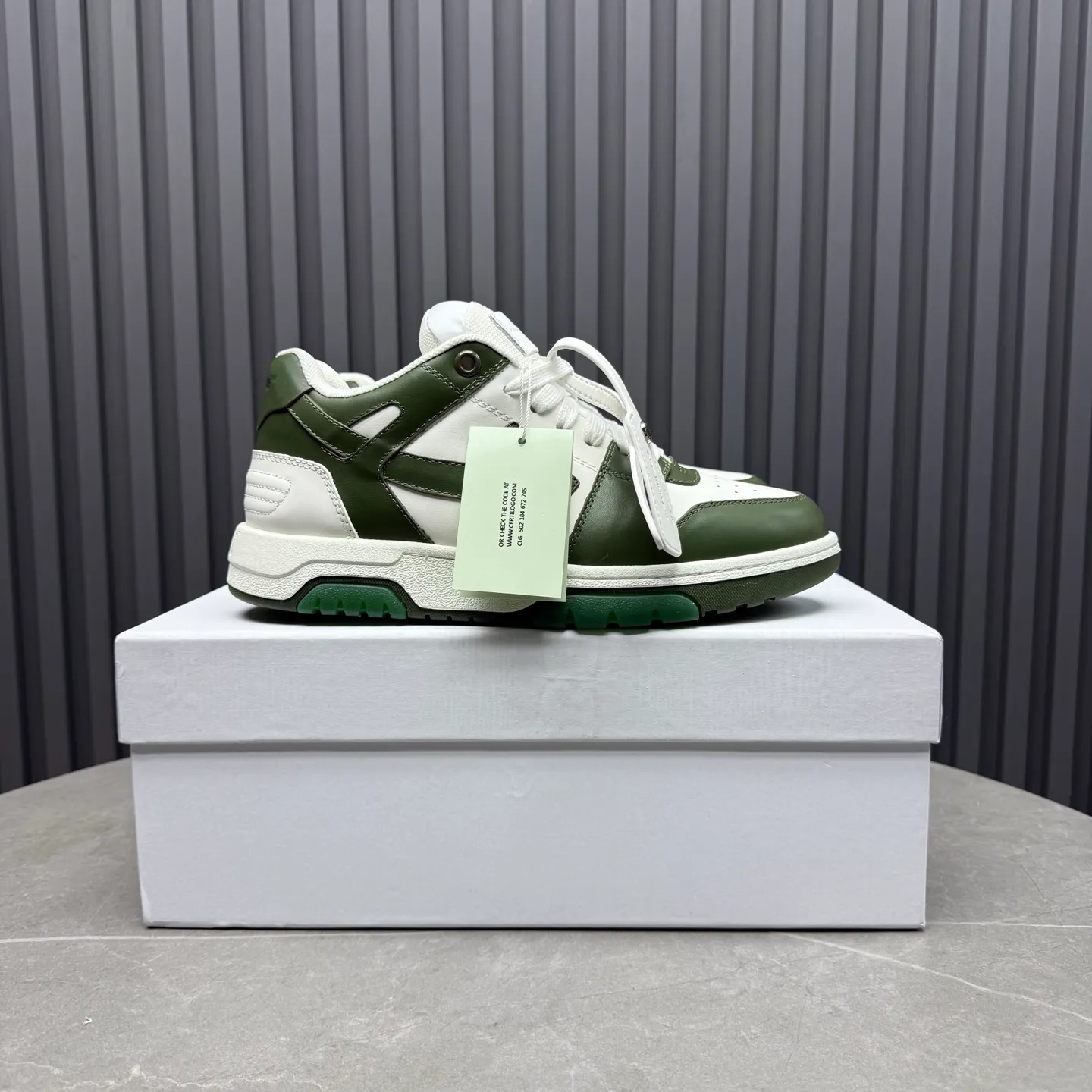 【off- white】P: 620💰Couple model👫, Size: 35-44 (Customized for men 38.45.46) High-quality version👊 "Out of office" series original molding, original lasting, production process 1:1 Original ➰OFF GRAY WHITE OW ➰ First-layer cowhide Imported skin-friendly and environmentally friendly polyester mesh Original molding high elastic and environmentally friendly molding pad Made with the original lasting process. The original molded rubber outsole (never yellows and deforms) has a super correct shape, bright color and strong three-dimensional effect👍. Packaging💯Full set of packaging synchronized with the official website (branded paper, certificate of quality, branded cloth bag)